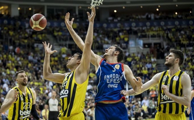 Fenerbah�e �ampiyonluk, Anadolu Efes seriyi s�rd�rmek i�in sahada!