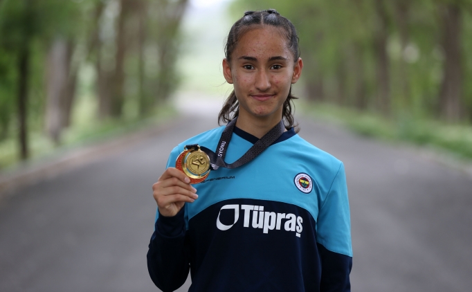 Mulu atlet, hem madalyalar hem de ailesinin desteini kazand