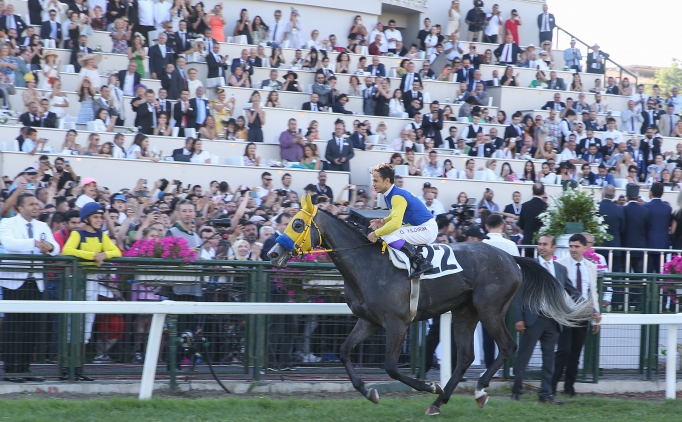 Yar��severler 2 y�l�n ard�ndan 96. Gazi Ko�usu'nda hasret giderdi