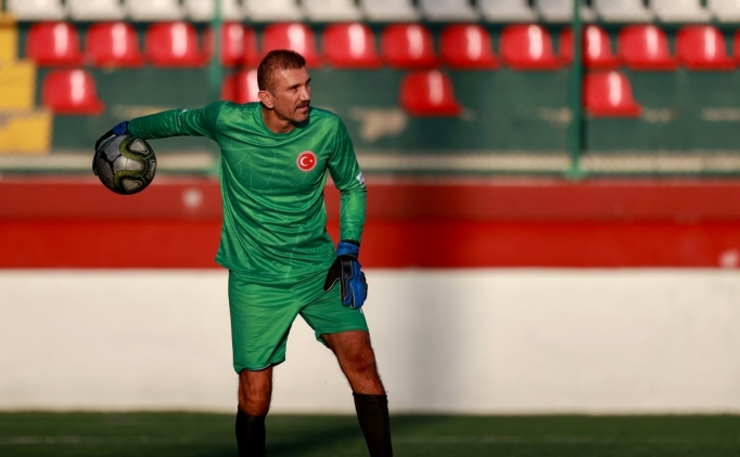 Eski y�ld�z futbolcular amat�rler i�in topland�