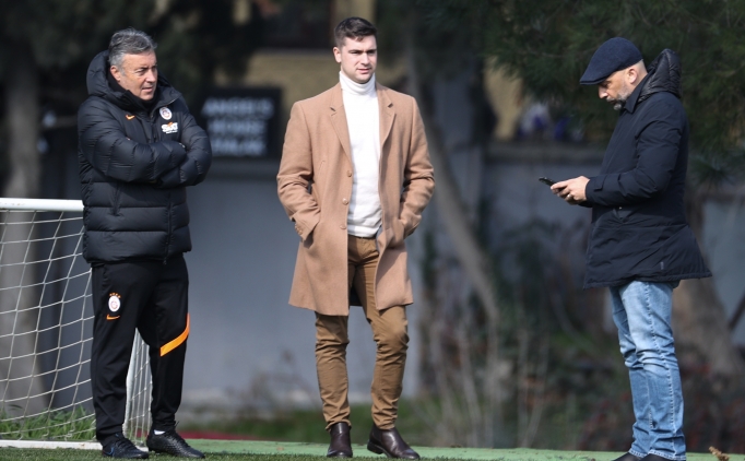 Galatasaray'da kritik toplant�! Transfer istedi