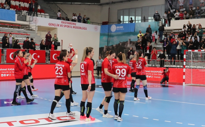 Milliler hentbolda sve'e boyun edi: 33-21