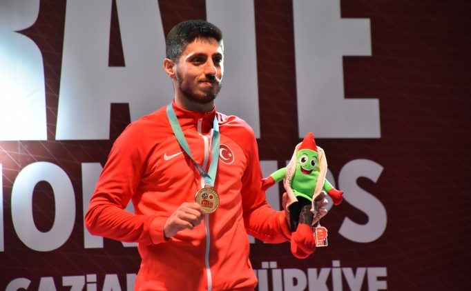 Milli karateci Erman Eltamur'dan alt�n madalya