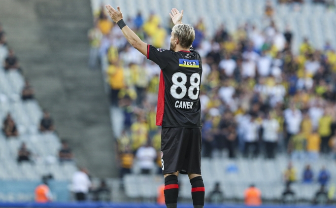 Caner Erkin damgas! Andrea Pirlo ile kllerinden dodu