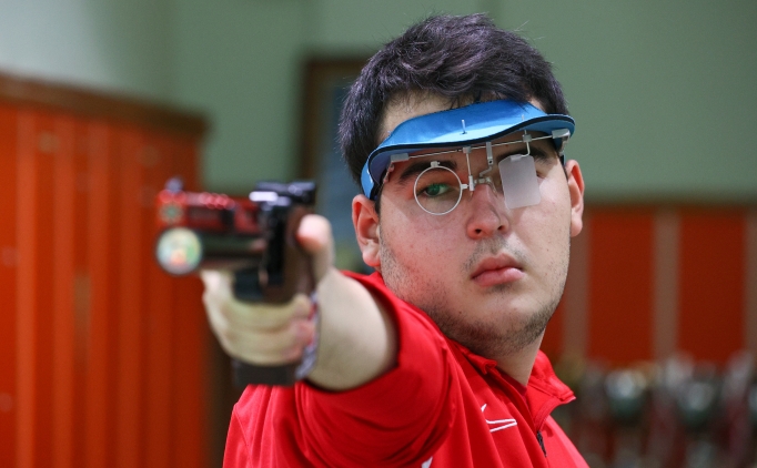 Milli at�c� Adnan Efe U�ar'dan g�m�� madalya