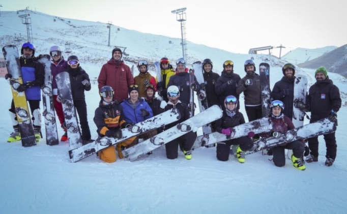 Olimpiyat ampiyonu Galmarini'den Erzurum'da teorik ve pratik snowboard eitimi