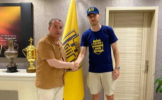 Ankaragücü, Uros Radakovic'i transfer etti