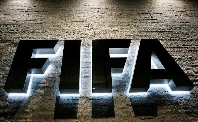 ngiliz oyuncu Collymore'dan UEFA ve FIFA'ya tepki!