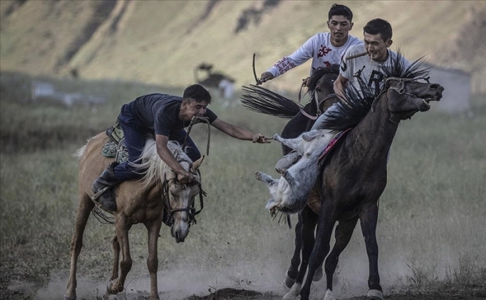 K�rg�z T�rkleri, 'K�kb�r�'y� d�rt nala gelece�e ta��yor