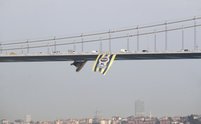 Fenerbahçe bayrağı köprüye asıldı