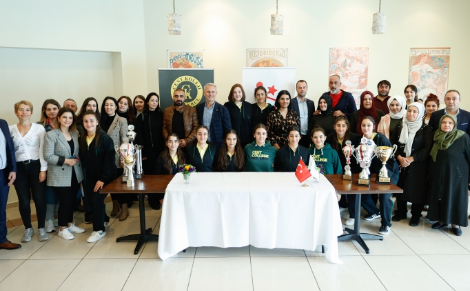 Cent Koleji'nden gen� milli hentbolculara destek