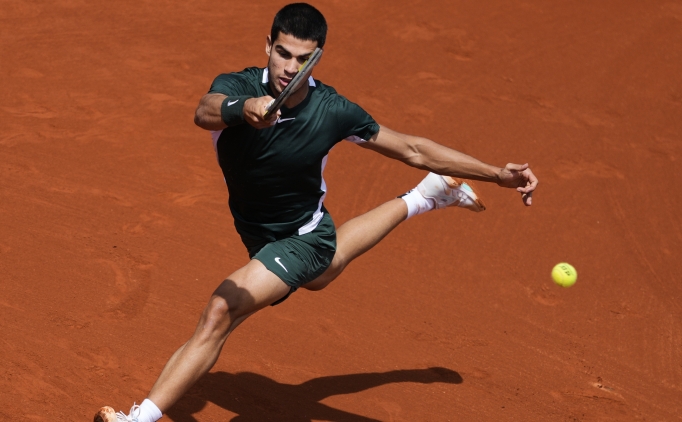 Carlos Alcaraz ��k���n� s�rd�r�yor