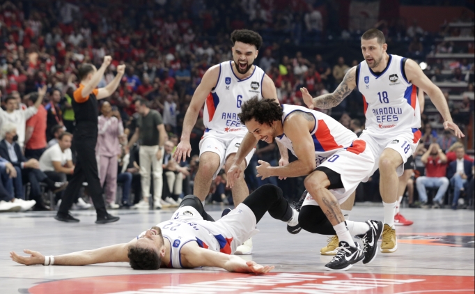 Anadolu Efes, �st �ste ikinci �ampiyonlu�un pe�inde