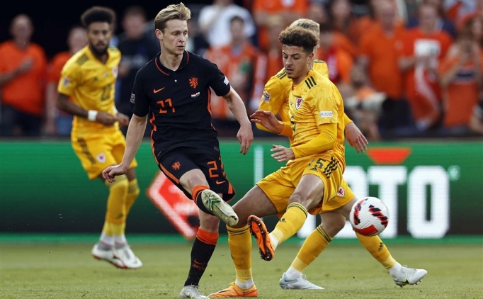 Hollanda son dakikada 3 puan ald