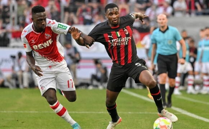 Galatasaray'dan Fode Ballo-Toure'ye yak�n takip!