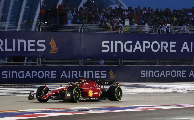 Singapur'da pole Leclerc'in