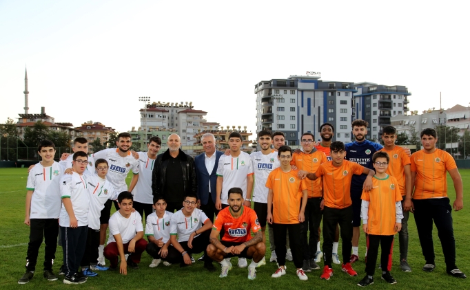 Alanyasporlu futbolcular �zel �ocuklarla futbol oynad�