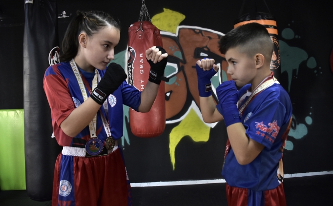 �kizler, T�rk bayra��n� g�ndere �ektirmek i�in ter d�k�yor