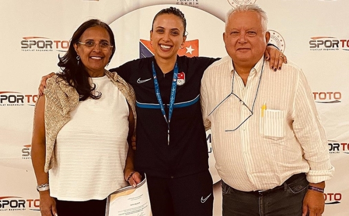 Milli eskrimci �rem Karamete, 2024 Paris Olimpiyatlar� i�in �al���yor