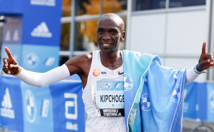 Eliud Kipchoge, d�nya rekorunu geli�tirdi!