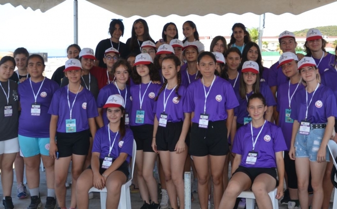 Ayval�k'a 28 �lkeden voleybolcu!