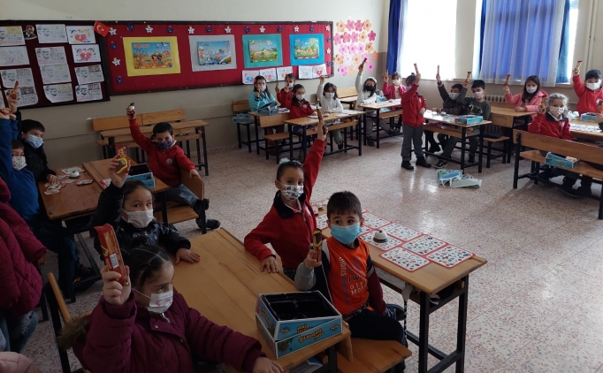 Gen�lerbirli�i, eski kaptan� Ahmet �al�k ad�na ��rencilere �ikolata da��tt�