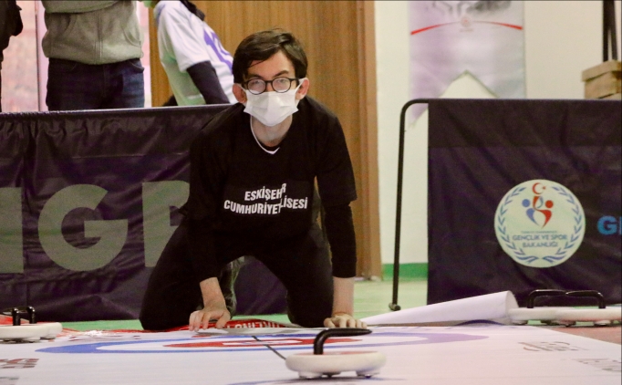 Eski�ehirli ��renciler 'floor curling' sporunu sevdi