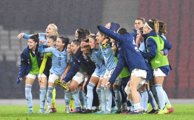 �spanya futbolunda kad�n ve erkekler art�k e�it!