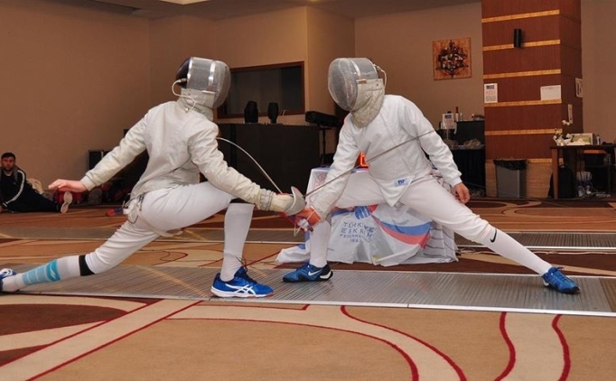 Eskrimde b�lgesel epe a��k turnuvalar� ba�lad�