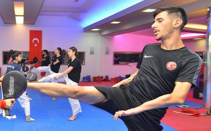 Tekvandoda Mahmut Bozteke'den alt�n madalya!