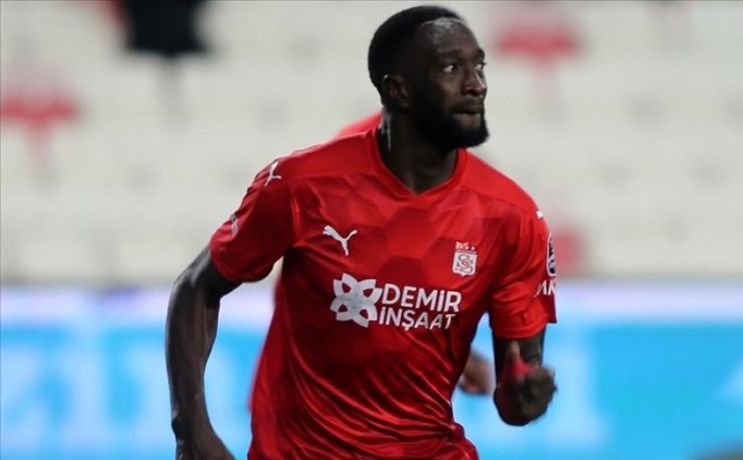 Sivasspor'un gol y�k�n� Yatabare omuzlad�