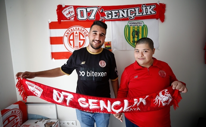 Down sendromlu G�ltekin'in kalbi 'Antalyaspor' ile at�yor