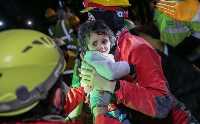 44 saat sonra anne ve iki ya��ndaki k�z� kurtar�ld�