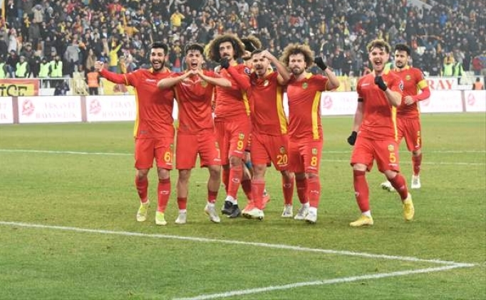 S�zle�mesini feshedip, depremden kurtuldu