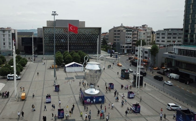 ampiyonlar Ligi'nin dev maketi Taksim'de