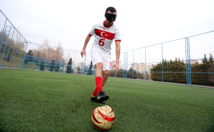 G�rme yetisini kaybeden Abdullah, milli forma i�in ter d�k�yor!