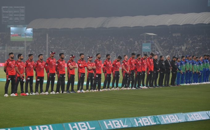 Kriket manda depremzedeler iin sayg duruu