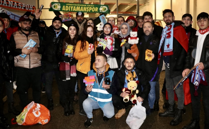 Taraftarlar stada oyuncaklarla geldi