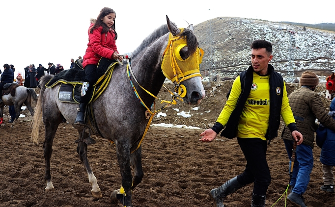 Bayburt'ta depremzede �ocuklar at binerek moral buldu