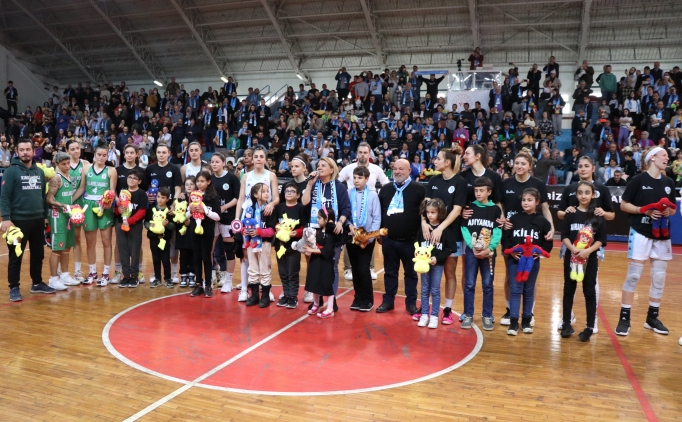 Taraftarlar �ocuklar i�in sahaya oyuncak att�!