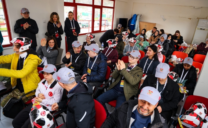 �zel �ocuklar yar�� pistine ��kt�