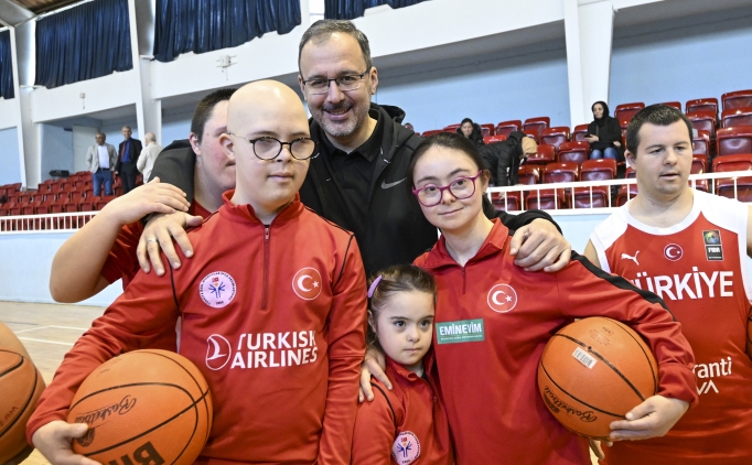 Bakan Kasapo�lu, milli sporcularla basketbol oynad�
