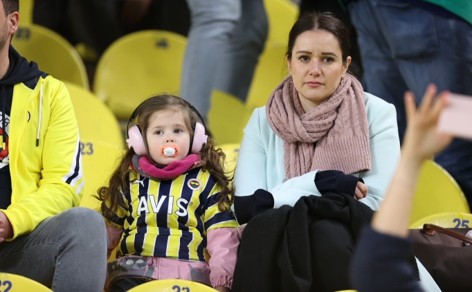 Fenerbah�e'de taraftarlar 3'e b�l�nd�