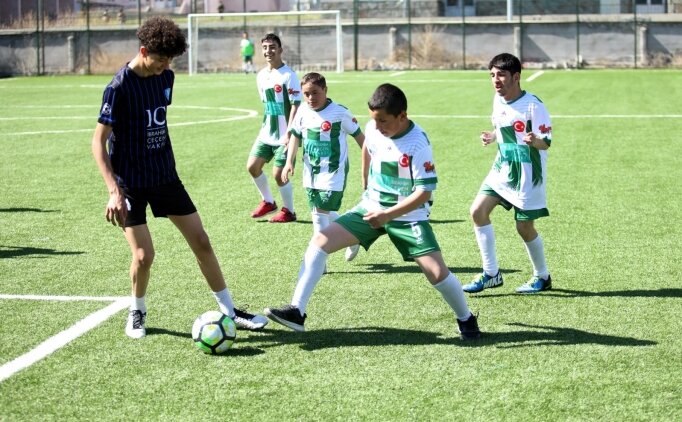 A�r�'da '4. Minikler Futbol �enli�i' ba�lad�
