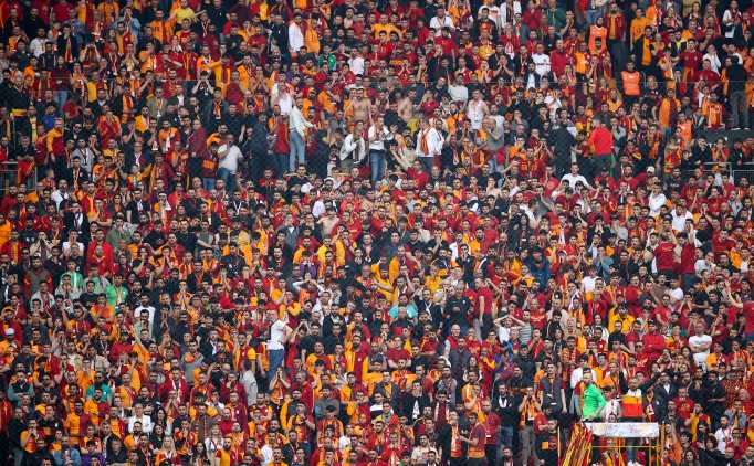Galatasaray trib�nlerinde �ampiyonluk �ark�lar�
