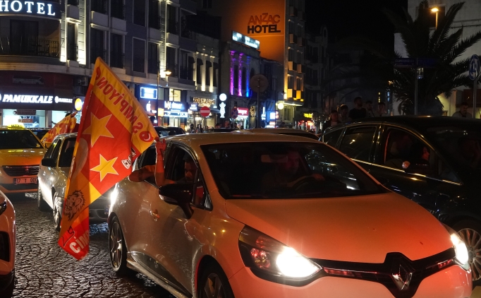 Ba�dat Caddesi'nde Galatasaray taraftarlar�n�n ara�lar�na sald�r�  