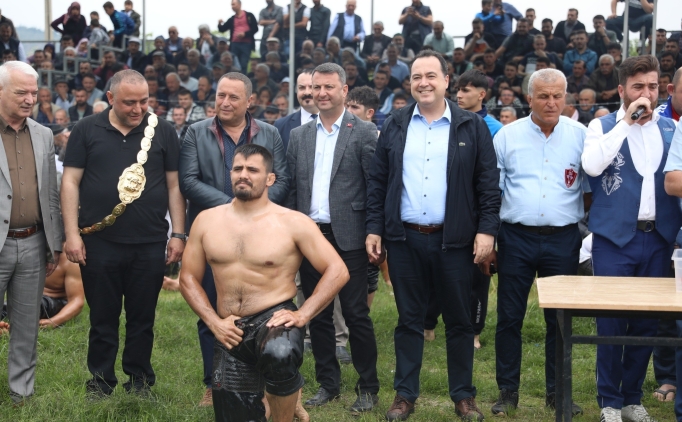 Ya�l� G�re�'te Ba�pehlivan Ertu�rul Da�deviren oldu