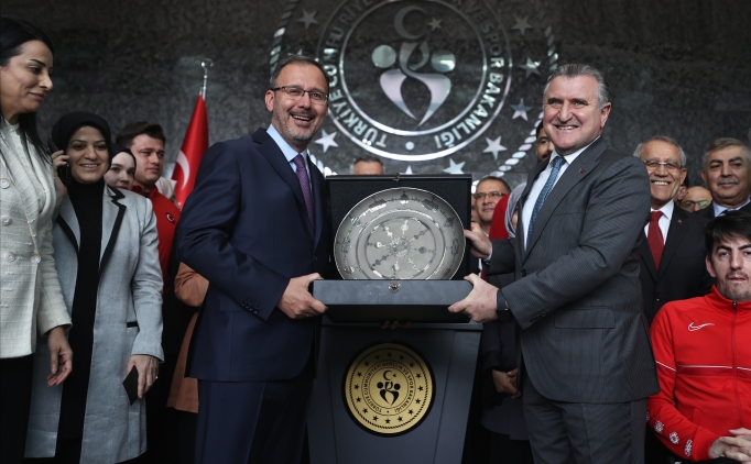 Gen�lik ve Spor Bakan� Bak, g�revi Kasapo�lu'ndan devrald�