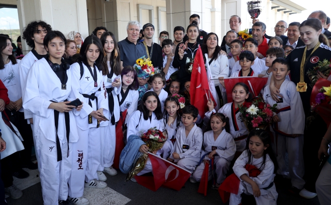 Dünya şampiyonu Tekvando Milli Takımı yurda döndü