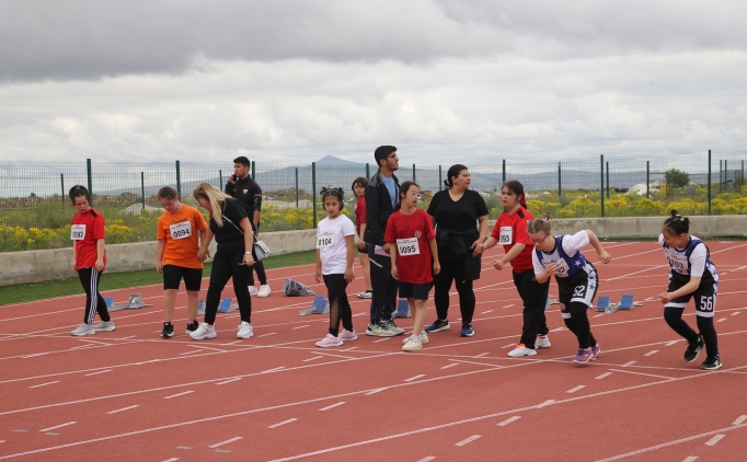 Nev�ehir'de �zel sporcular atletizm, y�zme ve masa tenisi m�sabakalar�nda ter d�k�yor